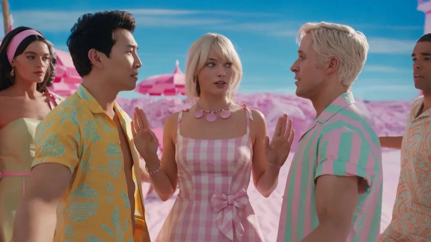 Emma Mackey, Simu Liu, Margot Robbie e Ryan Gosling em "Barbie" / Warner Bros. Pictures