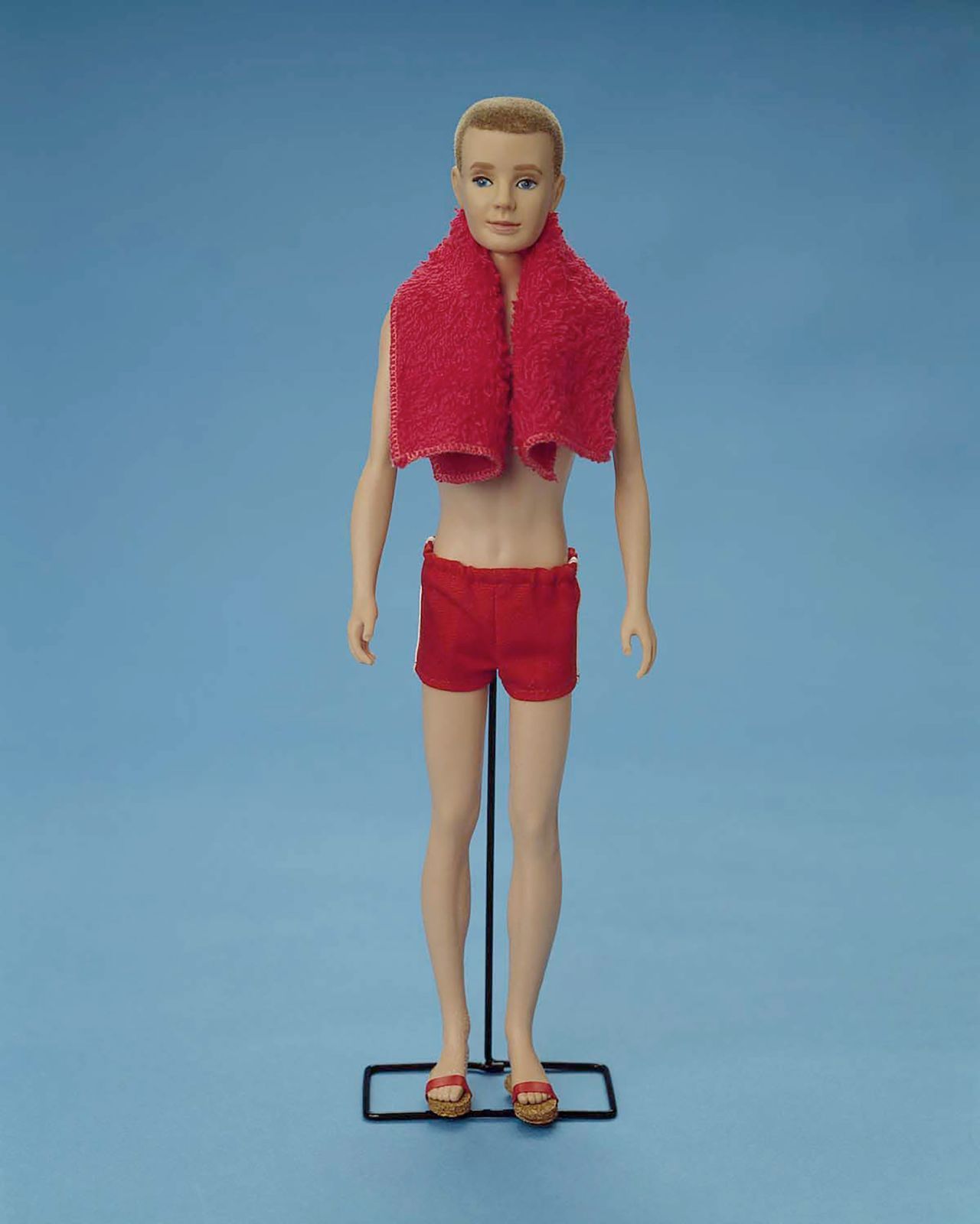 Este boneco original do Ken de 1961 deveria ser tão bonito e magnético que a Barbie se apaixonasse instantaneamente. Hmm / Mattel/Newsmakers/Hulton Archive/Getty Images