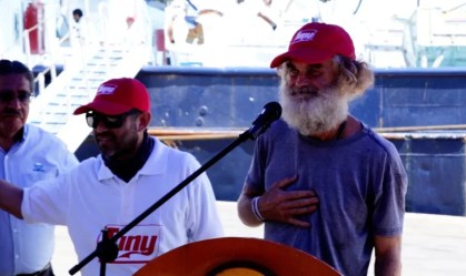 "Estou muito grato", diz marinheiro que ficou 3 meses à deriva no oceano ao chegar em terra firme