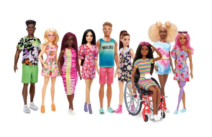 Uma nova linha de Barbies e Kens (esses bonecos foram introduzidos em 2022) representou um grupo mais amplo de fãs de bonecas. / Mattel