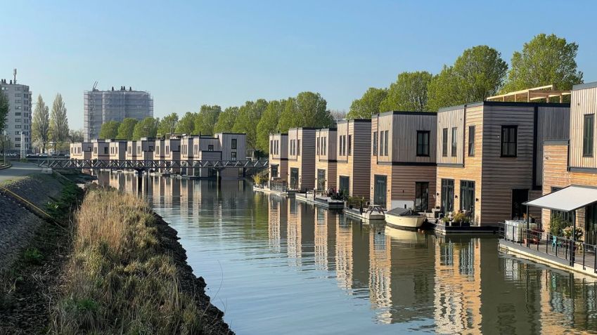 Apelidado de "rua flutuante", Nassauhaven é um empreendimento residencial na cidade holandesa de Roterdã / Domínio Público Architects