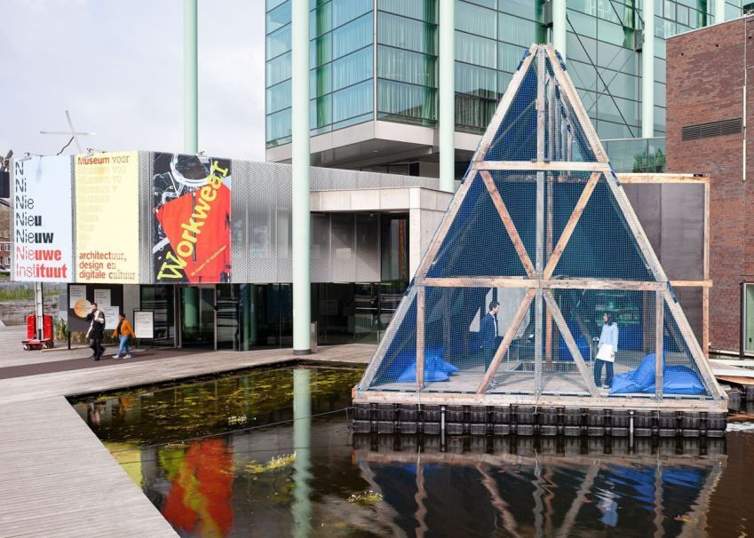 Criada em colaboração com o escritório NLÉ do arquiteto Kunlé Adeyemi, com sede em Amsterdã, a exposição "Water Cities Rotterdam" apresenta uma série de pavilhões flutuantes / Divulgação/NLÉ
