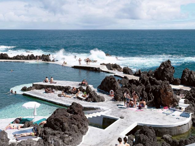 As Piscinas Naturais de Porto Moniz, na ilha da Madeira, em Portugal / Massimo Vitali
