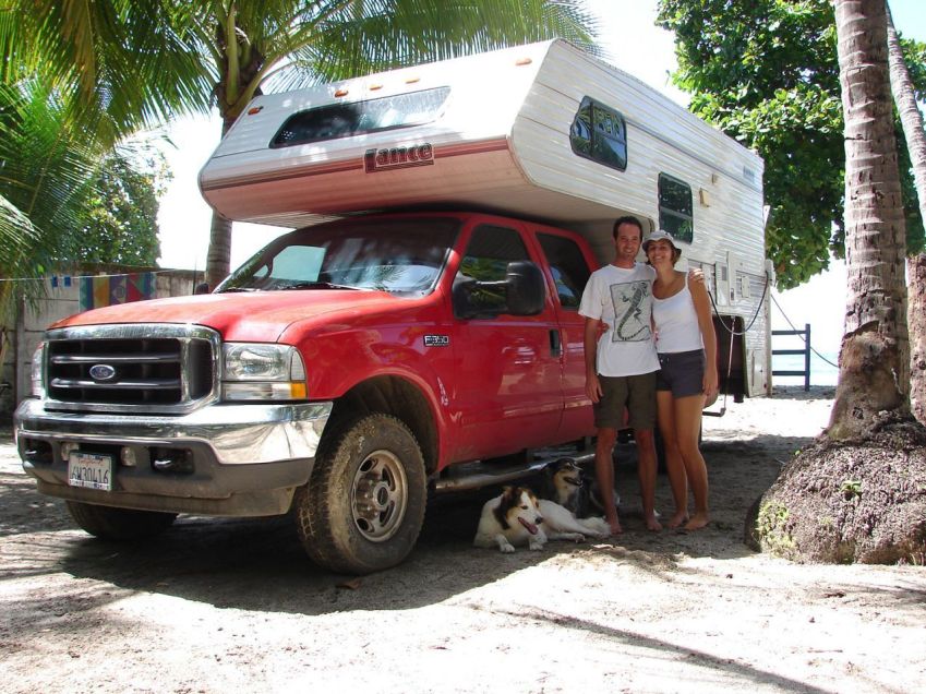 Mark e Liesbet com os seus dois cães e a campervan na Costa Rica em 2006. / Liesbet Collaert