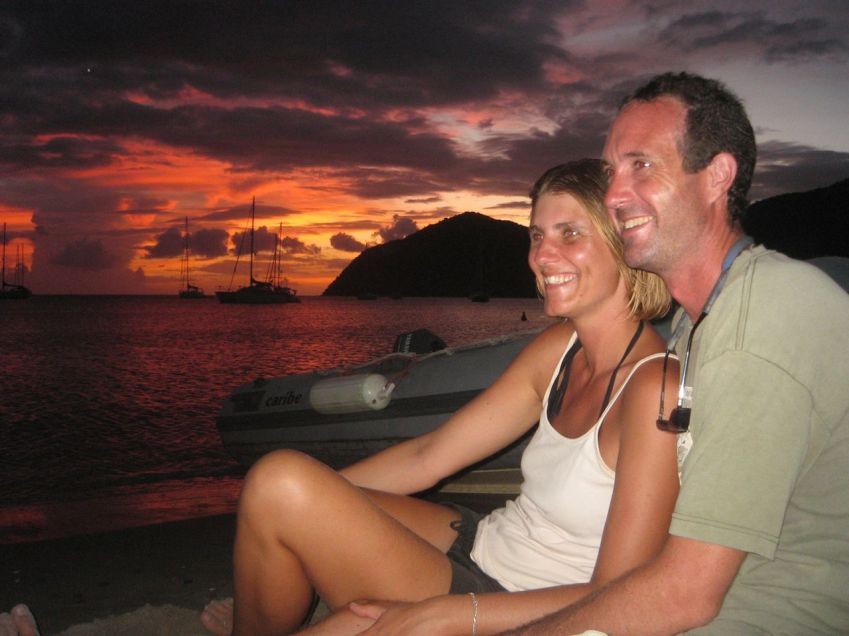 Liesbet tomou uma decisão espontânea de ficar com Mark. Na foto, o casal vendo o pôr do sol numa praia na Martinica. / Liesbet Collaert