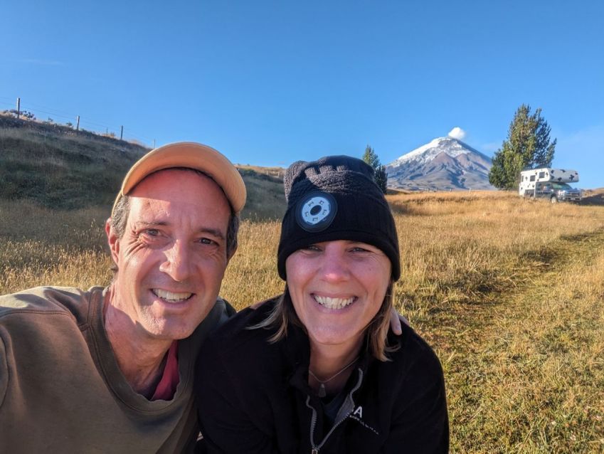 Mark e Liesbet em frente à sua campervan no vulcão Cotopaxi, no Equador, em julho de 2023. / Liesbet Collaert