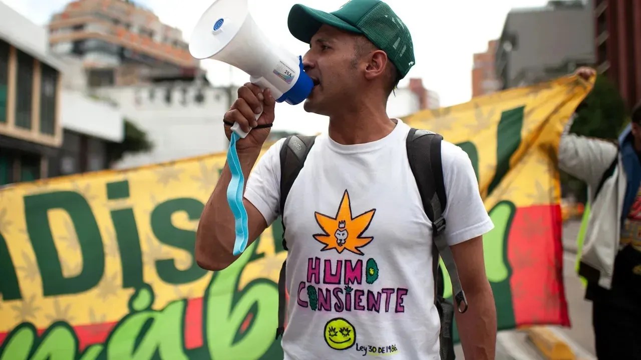 Pessoas protestam pela legalização da maconha em Bogotá, na Colômbia, em 6 de maio de 2023 / Chepa Beltran/VW Pics/UIG/CNNi