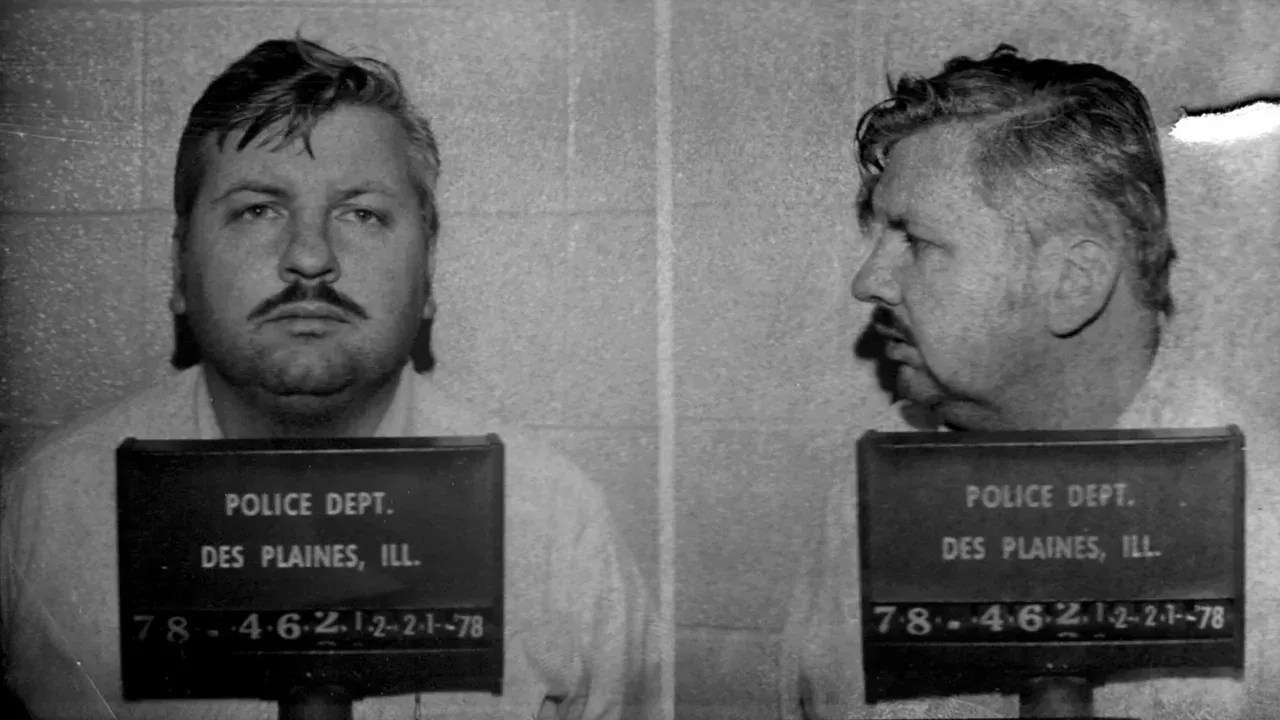 John Wayne Gacy matou 33 homens e meninos entre 1972 e 1978. Muitas de suas vítimas, principalmente andarilhos e pessoas que fugiram de casa, foram enterradas em um forro sob sua casa no subúrbio de Chicago / Des Plaines Police Department/CNNi
