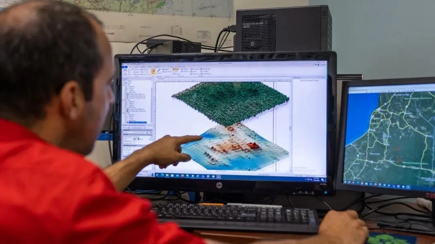 Juan Fernandez-Diaz examina mapas em seu computador / Jonathan Burke/University of Houston