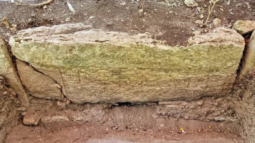 Bloco de pedra com relevo, reaproveitado em uma escadaria na cidade de Ocomtun / Ivan Šprajc/ZRC SAZU