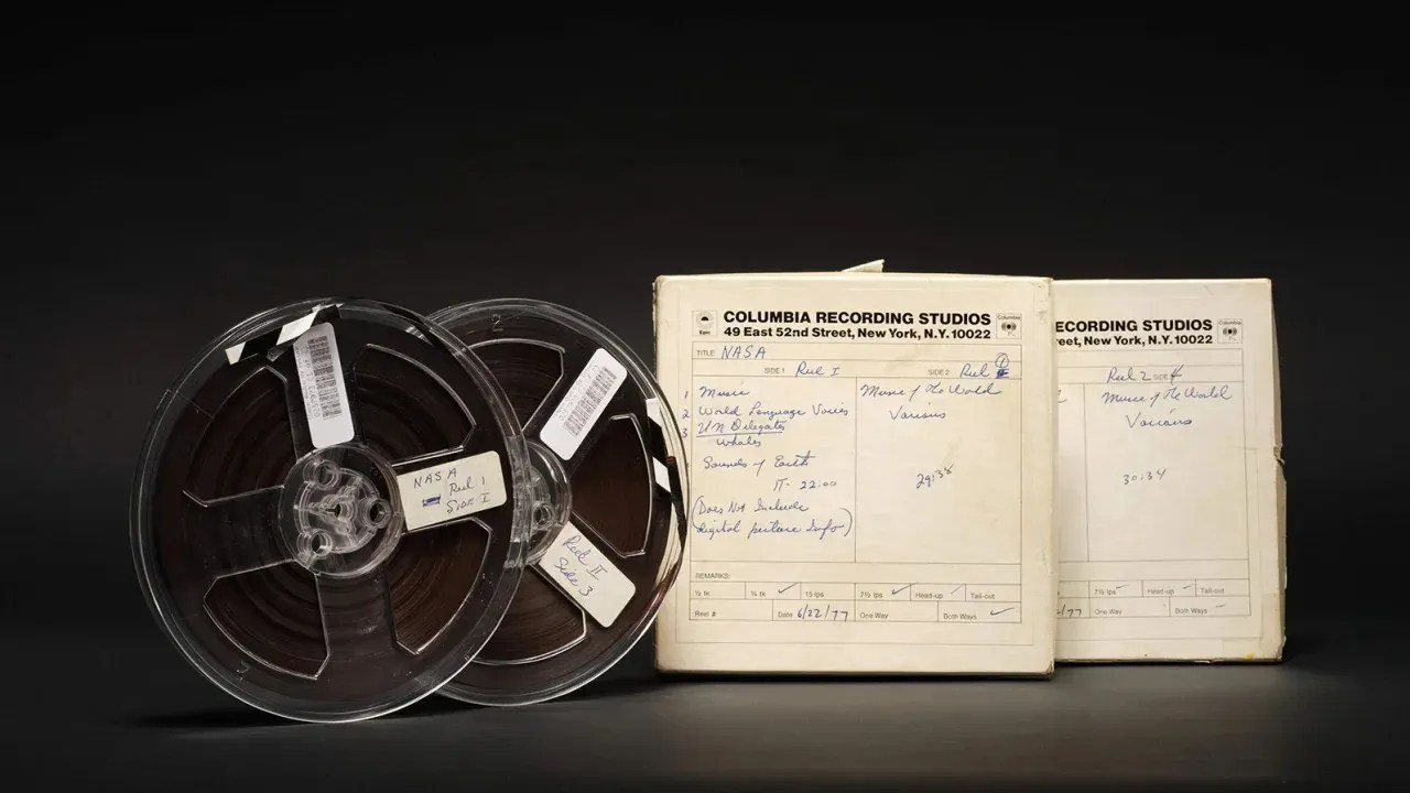 As gravações do Voyager Golden Record ainda em suas caixas originais