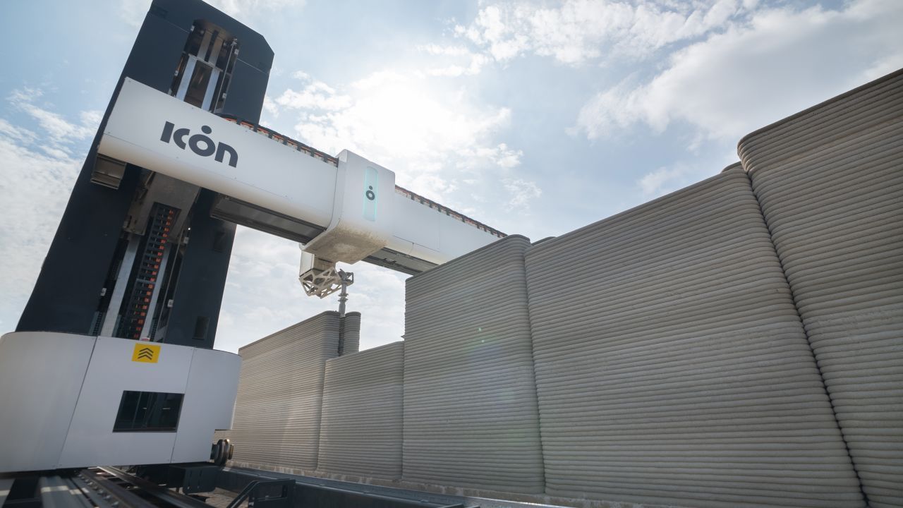 As impressoras robóticas “Vulcan” de 14 metros de largura da ICON canalizam uma mistura de concreto chamada Lavacrete de acordo com um projeto pré-programado / ICON