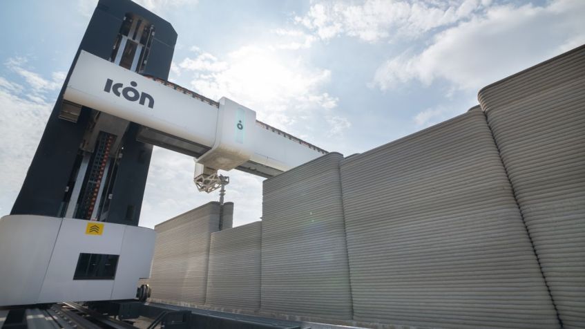 As impressoras robóticas “Vulcan” de 14 metros de largura da ICON canalizam uma mistura de concreto chamada Lavacrete de acordo com um projeto pré-programado / ICON