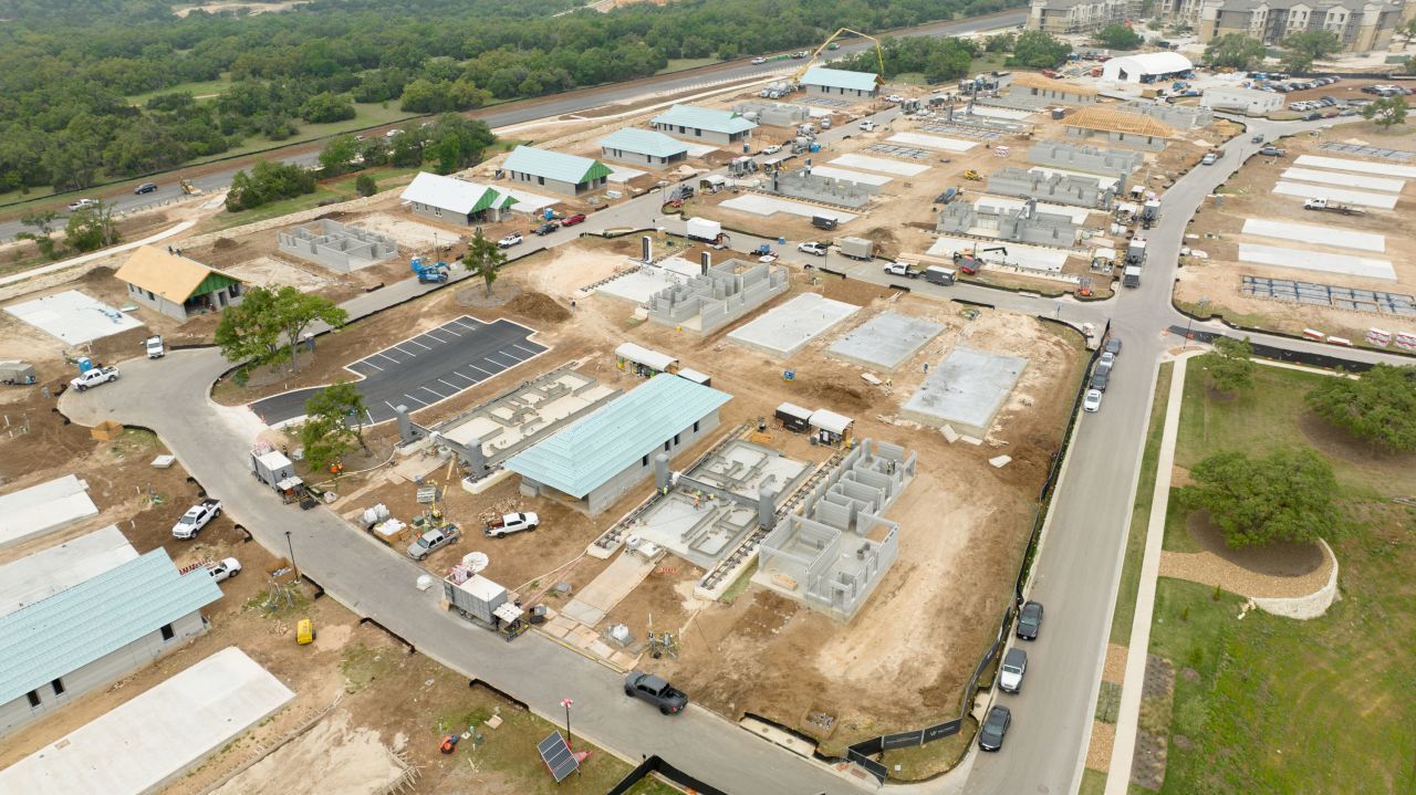 Espera-se que o bairro de 100 casas receba seus primeiros residentes em setembro de 2023 / ICON