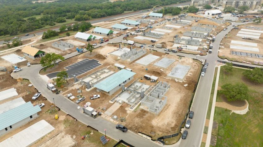 Espera-se que o bairro de 100 casas receba seus primeiros residentes em setembro de 2023 / ICON