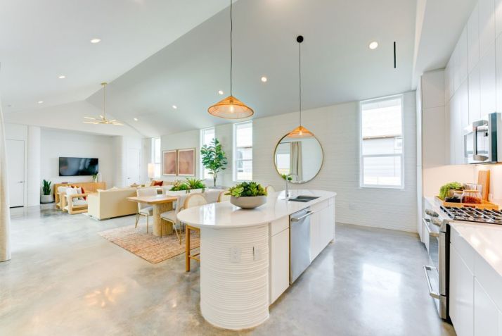 O interior de uma casa modelo mostrada a possíveis compradores / ICON