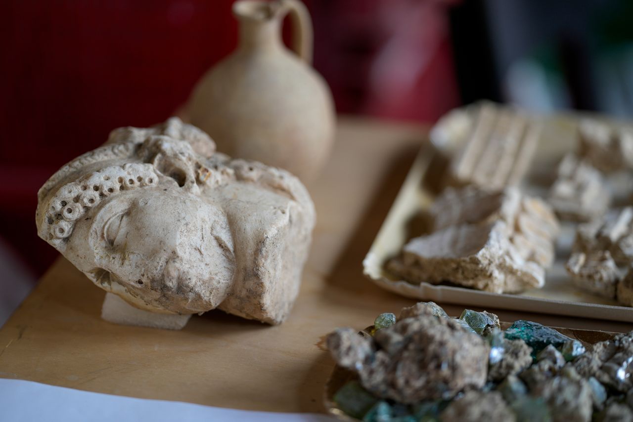 Uma cabeça de Junus (ou Janus) de duas faces, aproximadamente datada do século I d.C, é vista entre outras descobertas provenientes da escavação do antigo teatro do imperador romano Nero. / André Medichini/AP