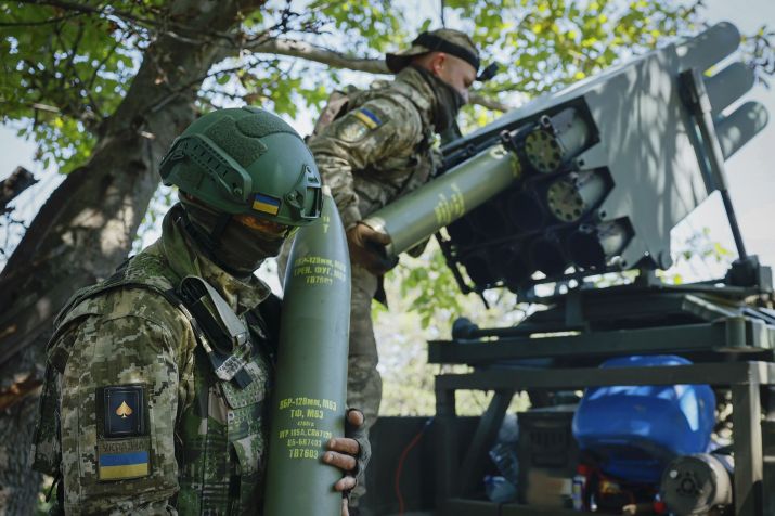 Soldados ucranianos preparam um lançador múltiplo de foguetes croata RAK-SA-12 de 128 mm na linha de frente perto de Bakhmut, na região de Donetsk, Ucrânia / Roman Chop/AP