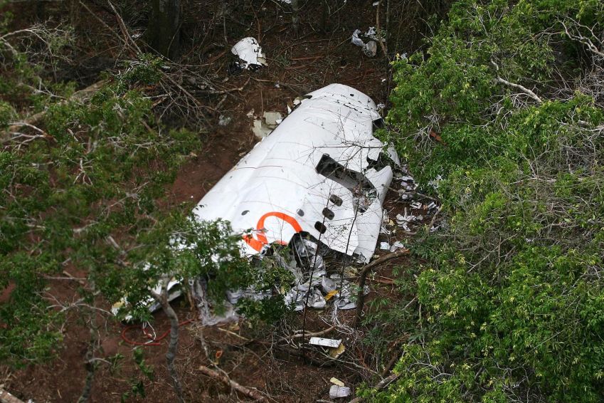 Destroços do avião Boeing 737-800 da Gol Linhas Aéreas, voo de número 1907, saído de Manaus com destino a Brasília, que colidiu no ar com um jato Legacy, fabricado pela Embraer, deixando 154 mortos. A Força Aérea Brasileira realizou o resgate dos corpos / SEBASTIÃO MOREIRA/ESTADÃO CONTEÚDO