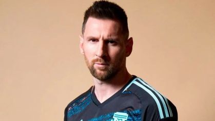 Lionel Messi com a camisa da seleção argentina feminina