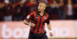 Alex Mineiro com a camisa do Athletico Paranaense