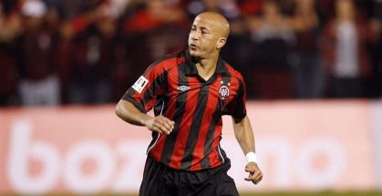 Alex Mineiro com a camisa do Athletico Paranaense