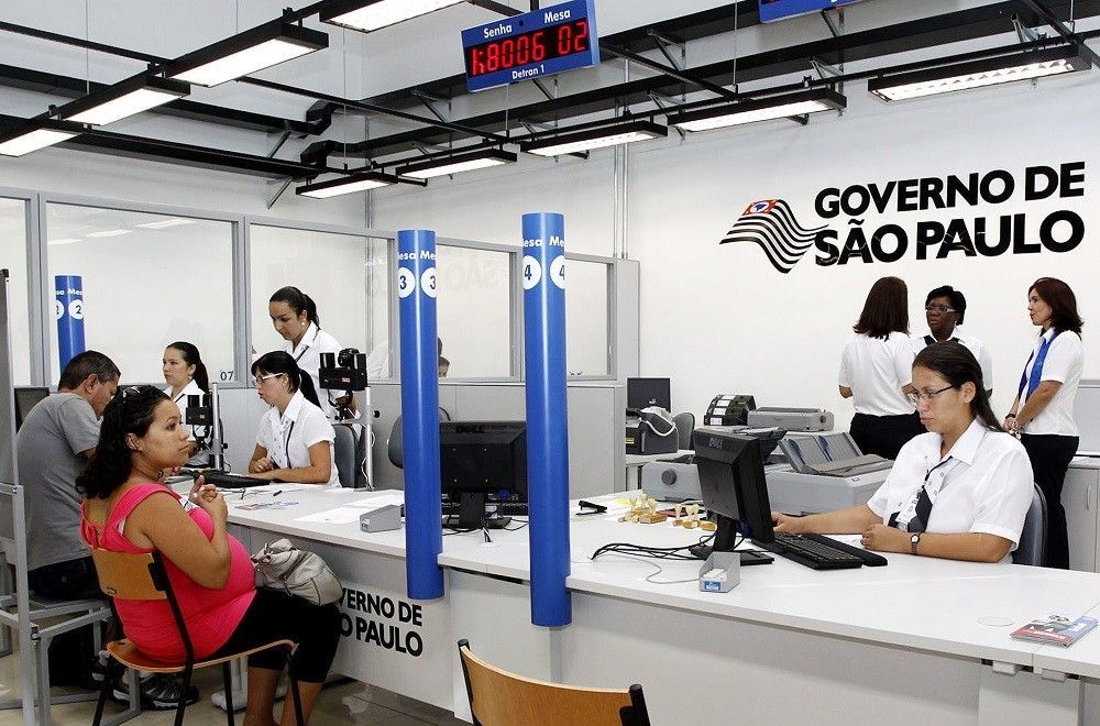 Funcionários trabalham em agência do Poupatempo em Taubaté, interior de São Paulo.