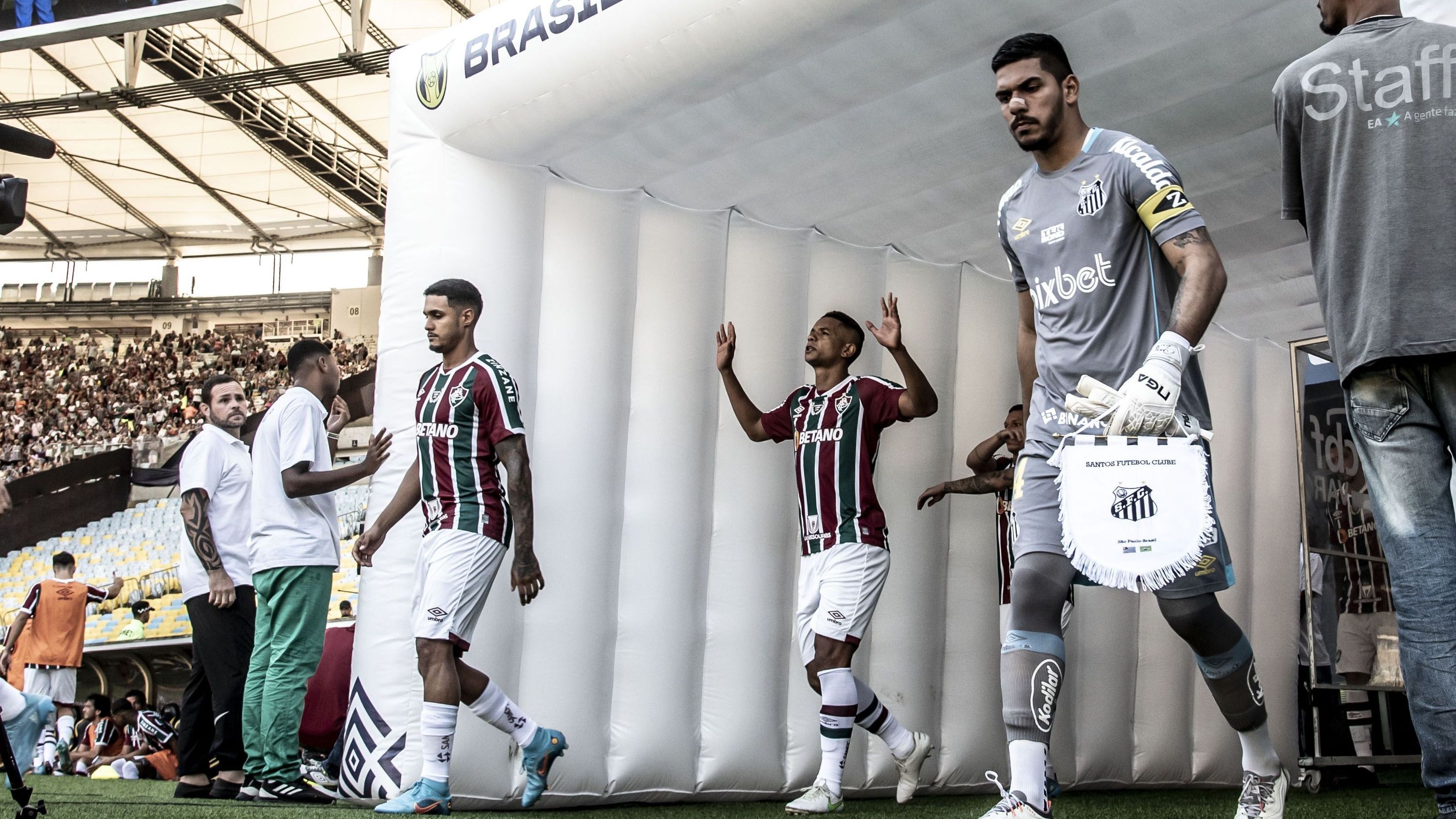 Fluminense e Santos em campo no Maracanã pelo Brasileirão