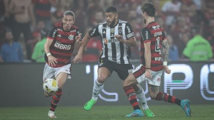 Felipe Luis e Hulk disputam a bola em jogo válido pelo Brasileirão em 2022