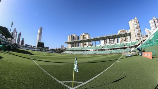Goiás e Grêmio se enfrentam na tarde deste domingo (30)