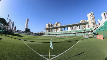 Goiás e Grêmio se enfrentam na tarde deste domingo (30)