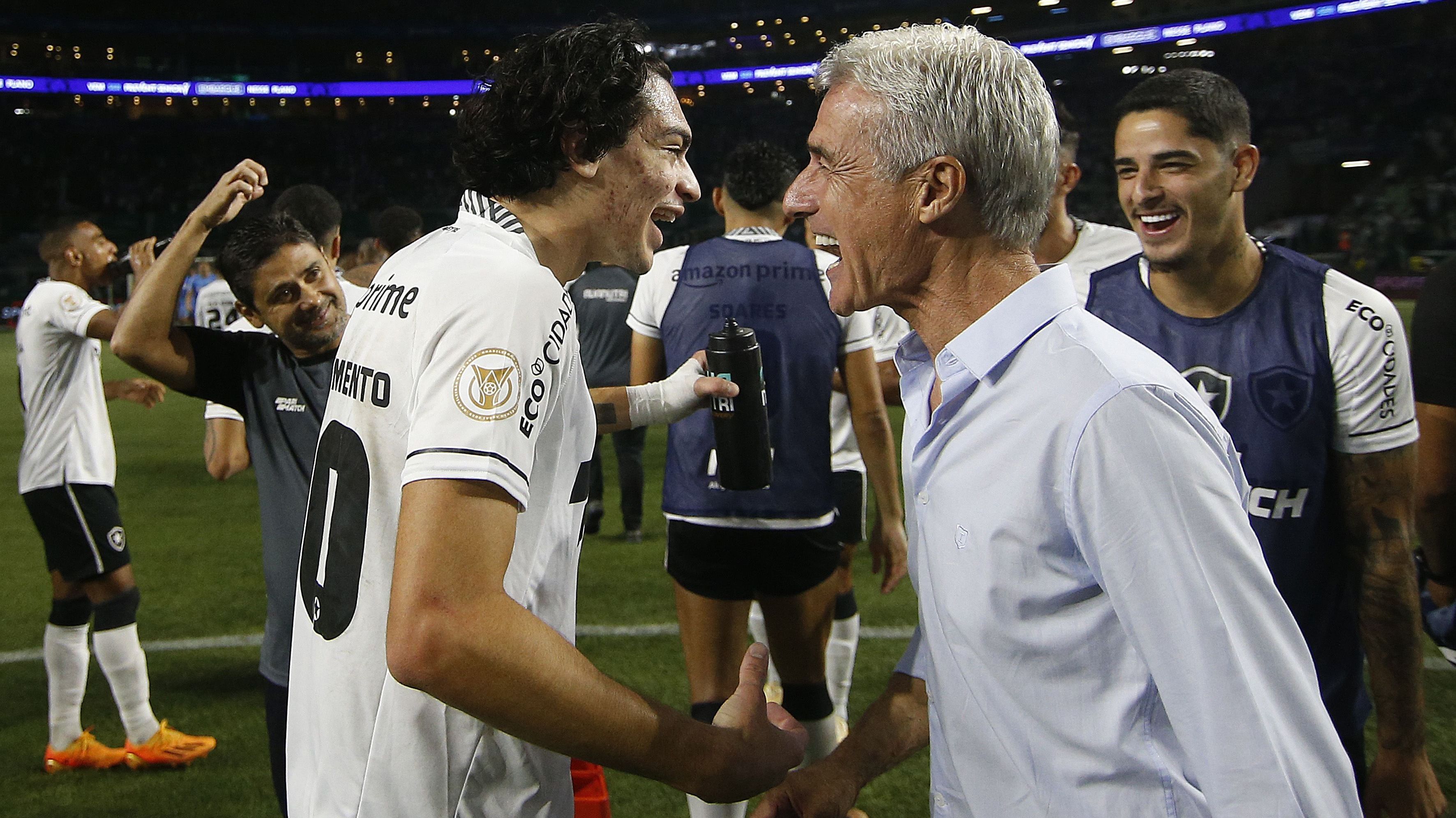 Matheus Nascimento é cumprimentado por Luís Castro depois da vitória sobre o Palmeiras