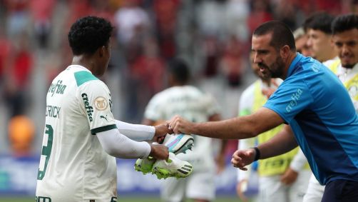 Endrick troca marca de chuteira durante o jogo
