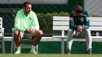 Auxiliar João Martins e Abel Ferreira durante treino do Palmeiras na Academia de Futebol