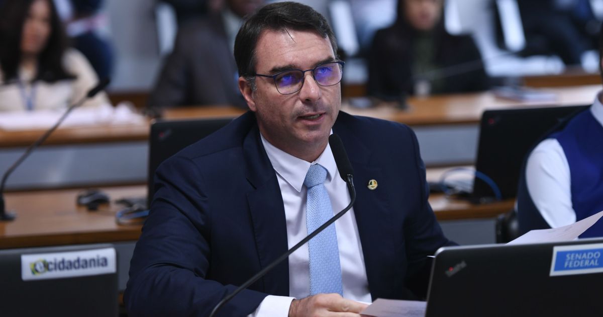 Flávio Bolsonaro planeja 'Plano Real da Saúde' para reformar o SUS, informa CNN Brasil