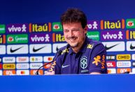 Apresentado na Seleção, Fernando Diniz evita o tema Ancelotti e chama Neymar de “fora de série”