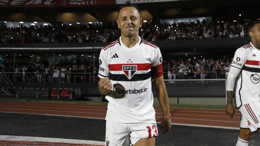 Rafinha comemora o gol que marcou no Choque-Rei da Copa do Brasil / Rubens Chiri / saopaulofc.net