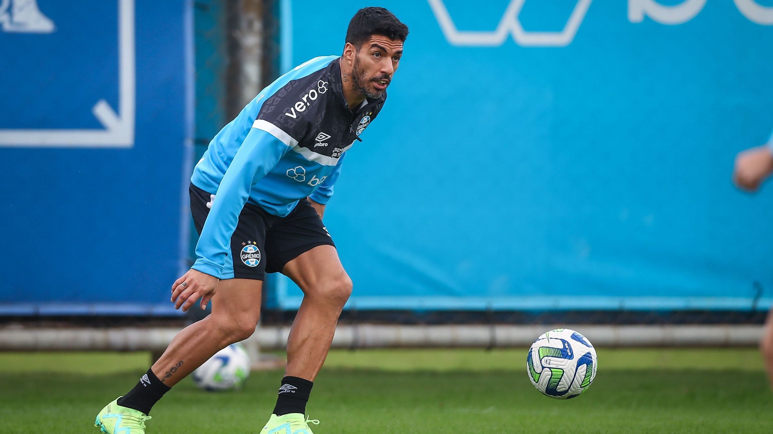 Suárez treinou entra os titulares nesta terça-feira (18/07)