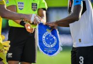 Cruzeiro entrega flâmula ao Vasco, que não retribui presente antes de jogo