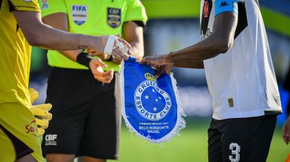Momento em que Rafael Cabral entrega a flâmula para Leo