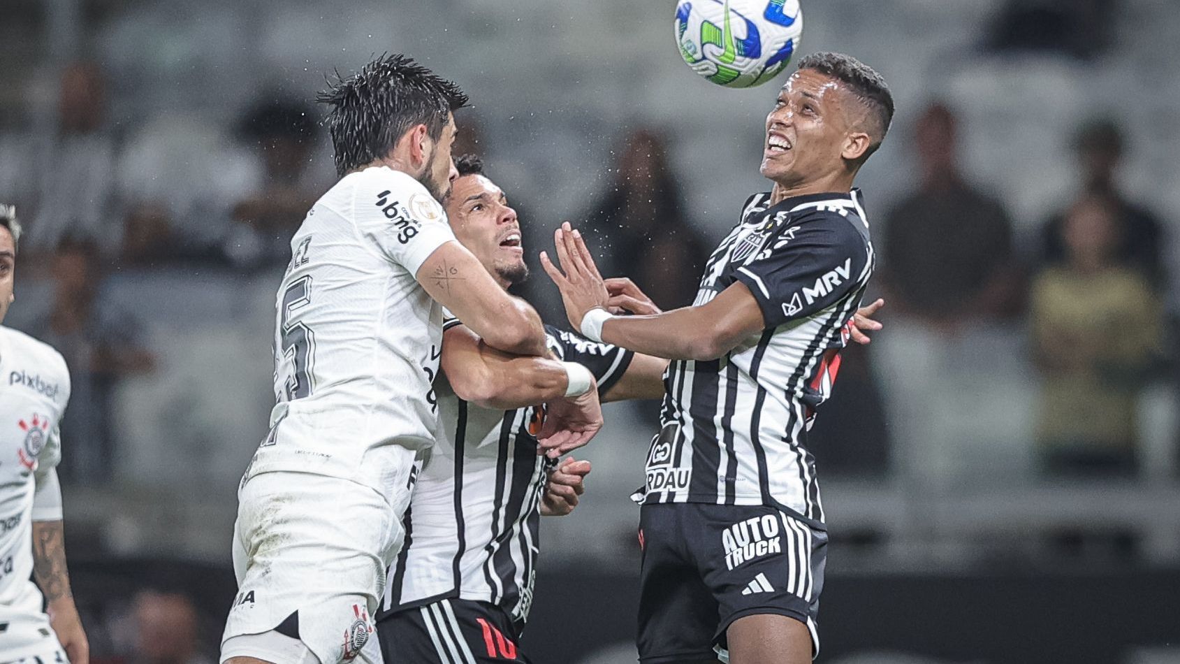 Jogadores de Atlético-MG e Corinthians disputam bola aérea
