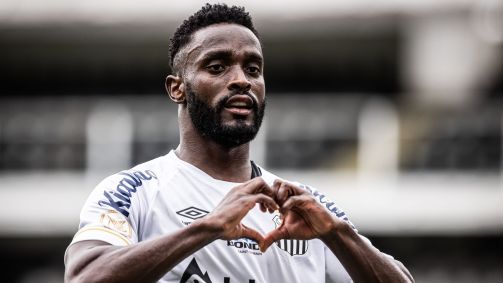 Mendoza comemora um dos gols que marcou pelo Santos contra o Goiás