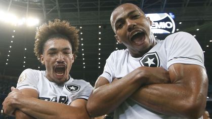 Jogadores do Botafogo comemoram a vitória sobre o Grêmio em Porto Alegre