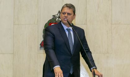 Tarcísio foi aconselhado a não repetir "erro" de Doria nem Zema, dizem fontes