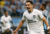 Mais líder do que nunca, Botafogo vence Grêmio e abre dez pontos de vantagem no Brasileirão