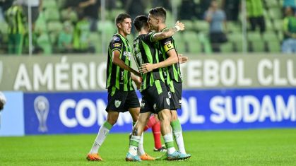 Jogadores do América-MG comemoram gol contra o Colo-Colo