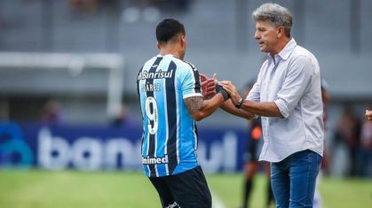 Suárez e Renato em partida pelo Grêmio