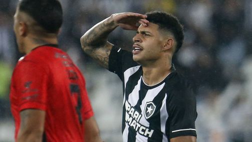 Luís Henrique comemora o gol do Botafogo sobre o Patronato