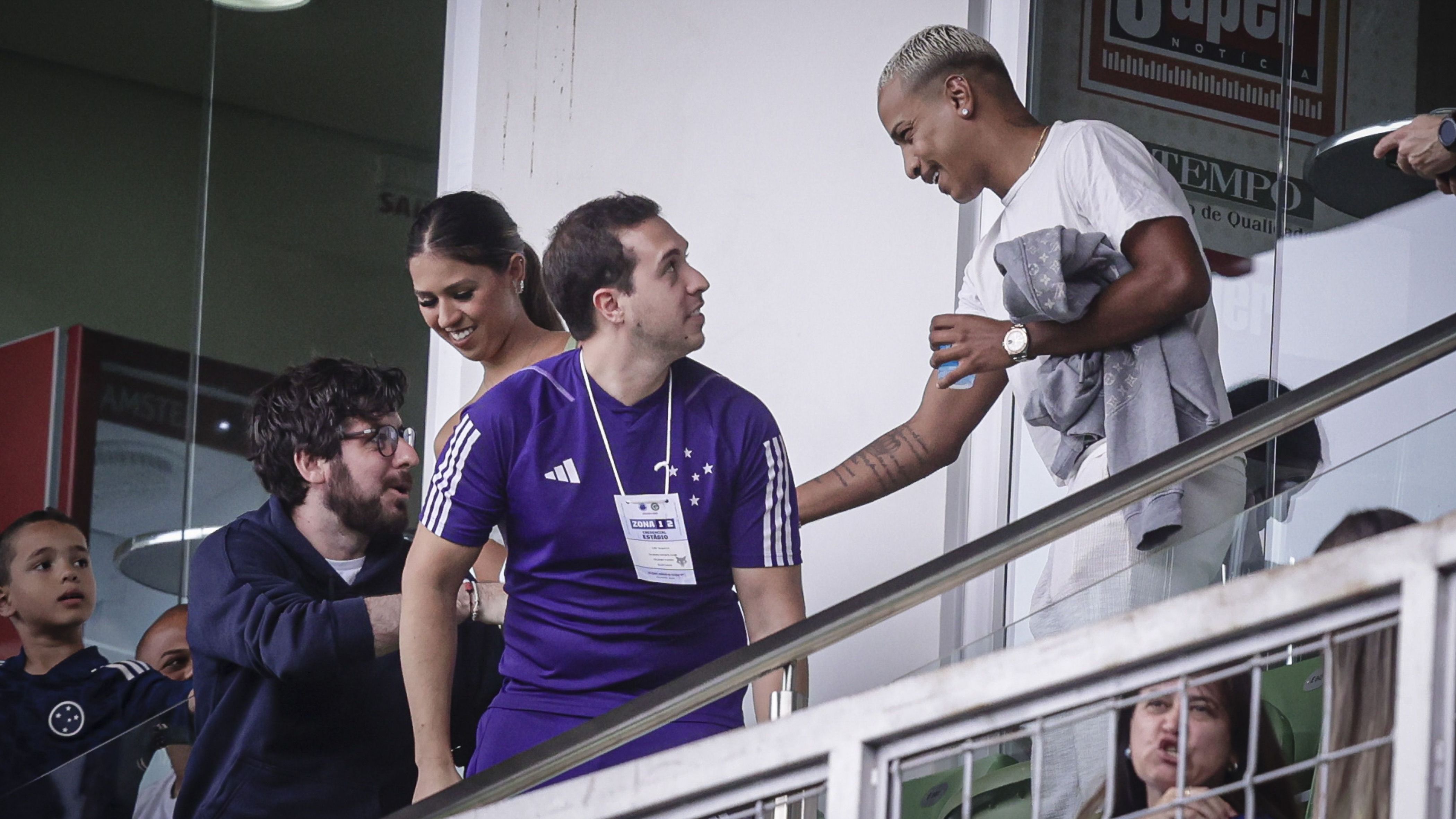 Matheus Pereira (de branco) foi ao Independência na derrota do Cruzeiro para o Goiás / Staff Images/Cruzeiro