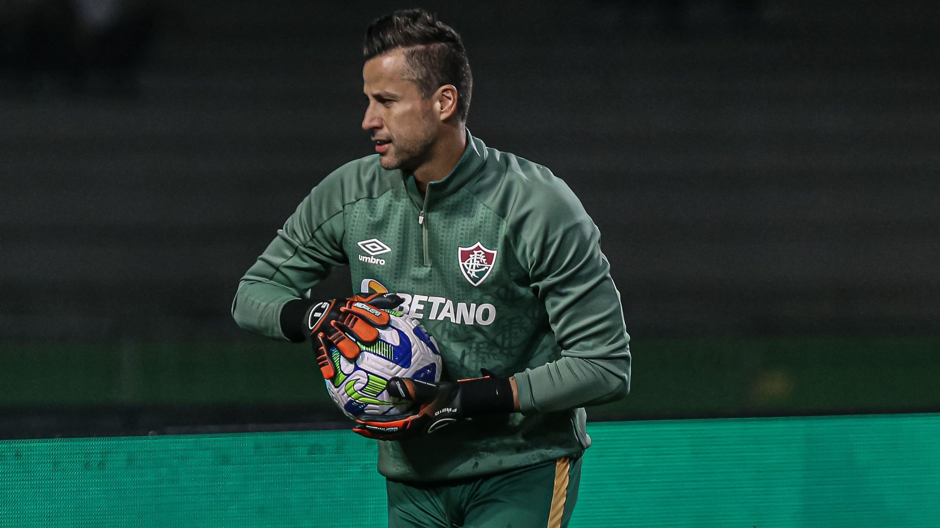 Fábio aquece antes da partida contra o Coritiba, sua 100ª pelo Fluminense